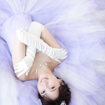 写真:リニューアルスタジオにて薄紫のカラードレスでお姫様撮影