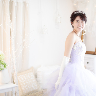 写真:リニューアルスタジオにて薄紫のカラードレスでお姫様撮影