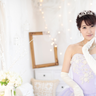 写真:リニューアルスタジオにて薄紫のカラードレスでお姫様撮影