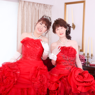 写真:赤のカラードレスでお友達とスタジオ変身写真撮影