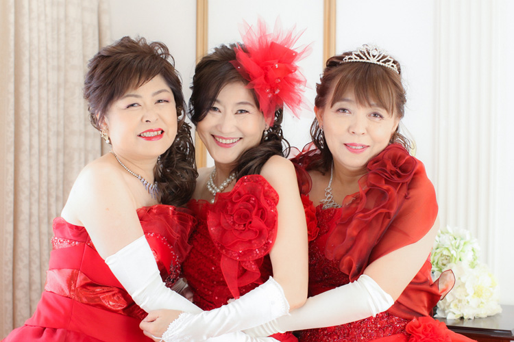 写真:60歳のお祝いに還暦ドレス撮影