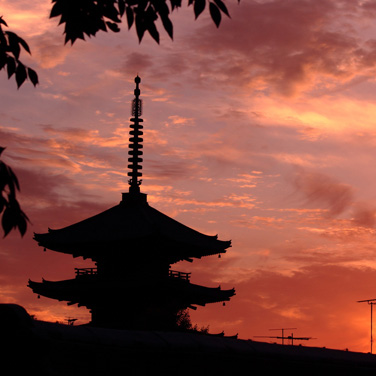 写真:八坂の塔と京都東山の風景